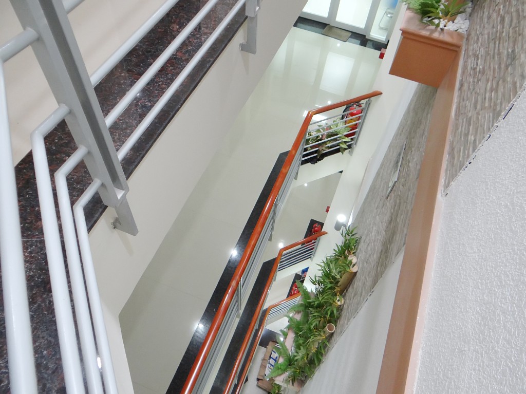 Giếng trời và cầu thang bộ trong tòa nhà